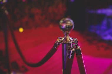İpler ve altın bariyerler arasındaki kırmızı halı lüks bir parti girişinde, sinema galası film festivali gala seremonisi, zengin konuklar geliyor, salon partisi dekorasyonu