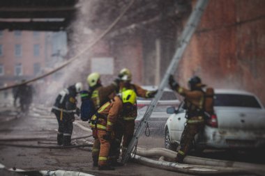İtfaiyeciler büyük yangın söndürdüler. İtfaiye ekipleri, itfaiye ekipleri ve itfaiye araçlarıyla çatışmaya girdiler.