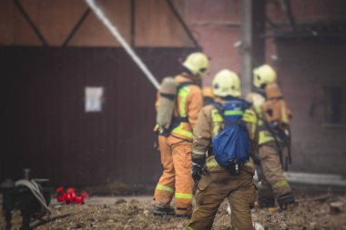 İtfaiyeciler büyük yangın söndürdüler. İtfaiye ekipleri, itfaiye ekipleri ve itfaiye araçlarıyla çatışmaya girdiler.
