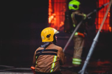 İtfaiyeciler büyük yangın söndürdüler. İtfaiye ekipleri, itfaiye ekipleri ve itfaiye araçlarıyla çatışmaya girdiler.