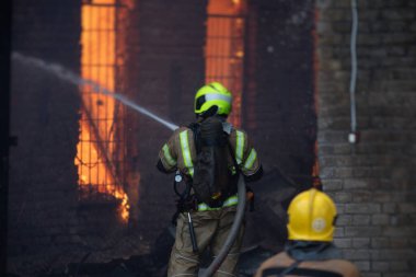 İtfaiyeciler büyük yangın söndürdüler. İtfaiye ekipleri, itfaiye ekipleri ve itfaiye araçlarıyla çatışmaya girdiler.