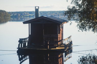 Finlandiya, Lapland, Finlandiya 'da yaz günü, nehirde yüzen tahta sauna teknesi