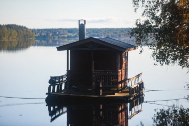 Finlandiya, Lapland, Finlandiya 'da yaz günü, nehirde yüzen tahta sauna teknesi