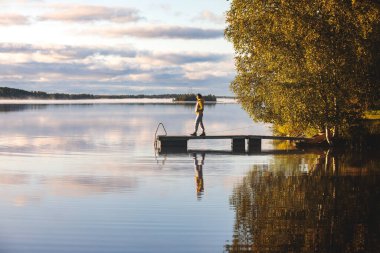 Kem Nehri, Kemijoki, Finlandiya 'nın kuzeybatısındaki Keminmaa belediyesinin Liedakkala köyünde güzel bir yaz şafağı manzarası.