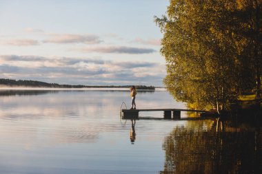 Kem Nehri, Kemijoki, Finlandiya 'nın kuzeybatısındaki Keminmaa belediyesinin Liedakkala köyünde güzel bir yaz şafağı manzarası.