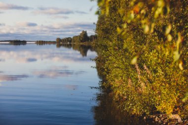 Kem Nehri, Kemijoki, Finlandiya 'nın kuzeybatısındaki Keminmaa belediyesinin Liedakkala köyünde güzel bir yaz şafağı manzarası.
