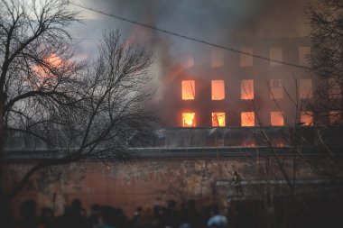 Şehirde büyük bir yangın, tuğla fabrikası yangını, büyük bir yangın patlaması, itfaiyeciler görev başında, kundakçılık, yanan ev tahribatı. 