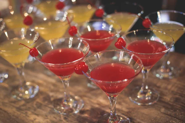 ナイトクラブパーティー テキーラ マティーニ ウォッカ スプリッツなどのグラスでバーカウンターに設定されたさまざまな色のアルコール飲料カクテルドリンクを装飾されたケータリングバンケットテーブルでご覧ください — ストック写真