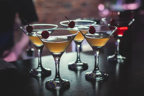 Widok Różnych Barwnych Napojów Alkoholowych Napoje Koktajlowe Ustawienie Barze Imprezie — Zdjęcie stockowe