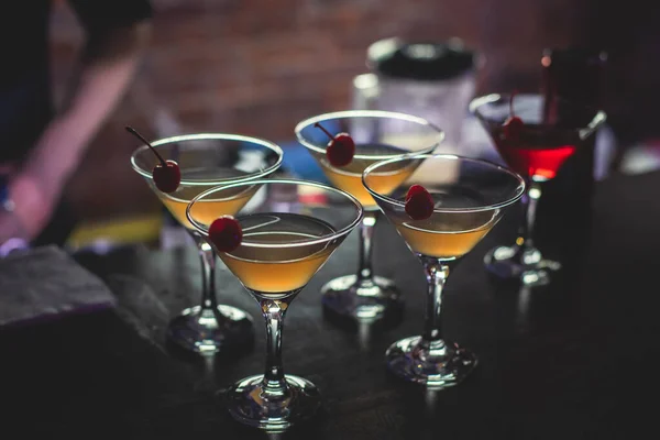 Widok Różnych Barwnych Napojów Alkoholowych Napoje Koktajlowe Ustawienie Barze Imprezie — Zdjęcie stockowe