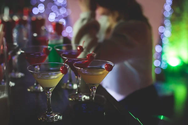 Blick Auf Verschiedene Farbige Alkoholische Cocktailgetränke Die Auf Einem Bartresen — Stockfoto