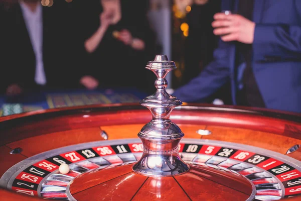 一个有着五彩缤纷的赌场餐桌 轮盘赌 赌场晶片的特写形象 — 图库照片