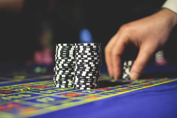 Gambar Meja Kasino Berwarna Warni Dengan Roulette Bergerak Dengan Chip — Stok Foto