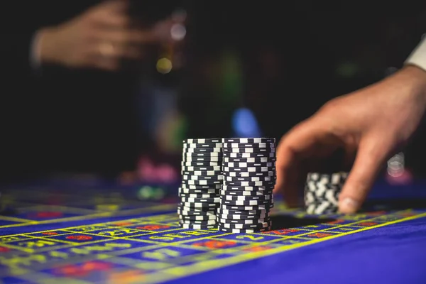Uma Imagem Vibrante Close Mesa Casino Multicolorida Com Roleta Movimento — Fotografia de Stock