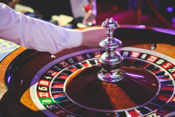 Una Imagen Vibrante Cerca Mesa Casino Multicolor Con Ruleta Movimiento —  Fotos de Stock