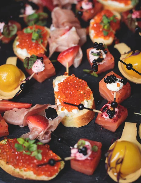 Mesa Catering Banquete Lindamente Decorado Com Variedade Com Diferentes Lanches — Fotografia de Stock