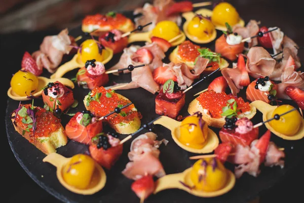 Mesa Catering Banquete Lindamente Decorado Com Variedade Com Diferentes Lanches — Fotografia de Stock