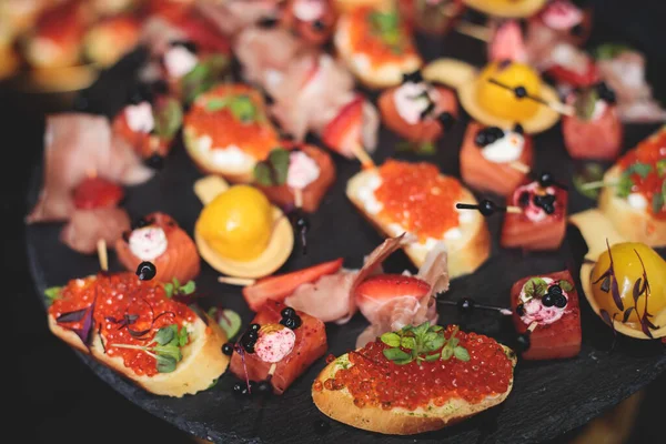 Mesa Catering Banquete Bellamente Decorado Con Variedad Aperitivos Con Diferentes —  Fotos de Stock