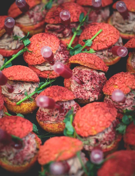 Tavolo Pranzo Banchetto Splendidamente Decorato Con Varietà Con Diversi Snack — Foto Stock