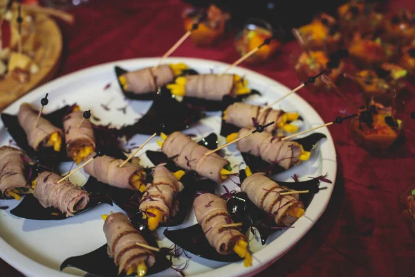행사나 행사에 식욕을 돋우는 음식으로 장식된 해산물 별미있는 — 스톡 사진