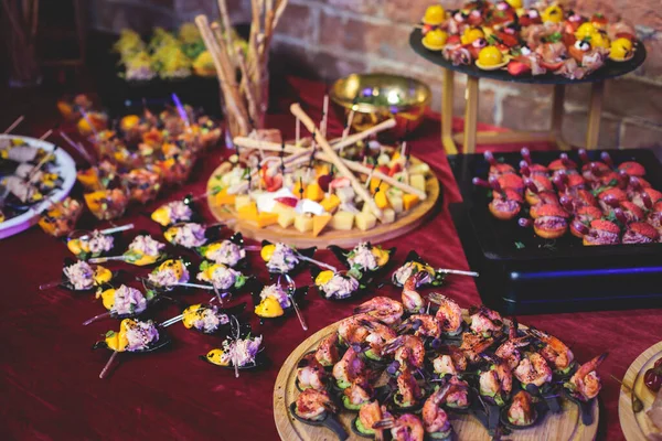 在公司的生日宴会或婚庆 美味佳肴等场合 以各种不同的食品小吃和开胃菜装饰精美的餐桌 — 图库照片