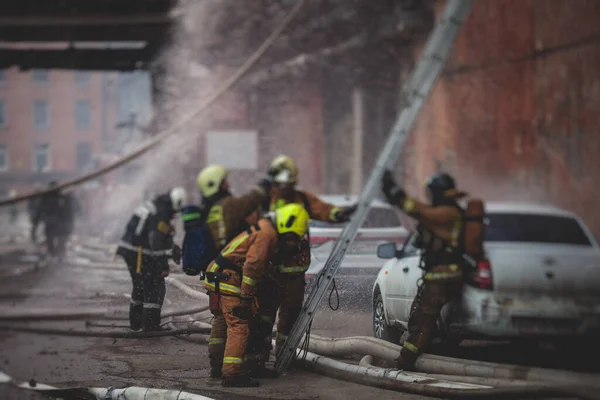 Feuerwehr Löscht Großbrand Gruppe Von Feuerwehrmännern Uniform Bei Löscheinsatz Den — Stockfoto