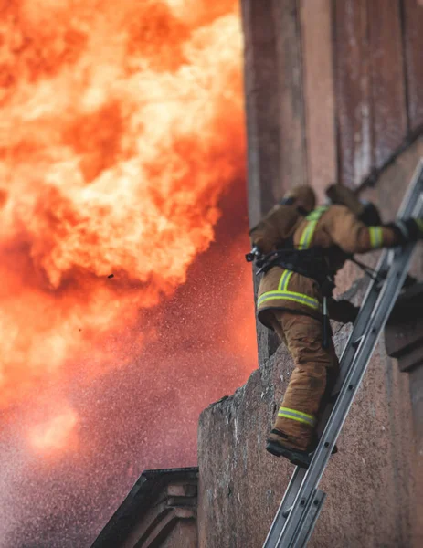 Feuerwehr Löscht Großbrand Gruppe Von Feuerwehrmännern Uniform Bei Löscheinsatz Den — Stockfoto