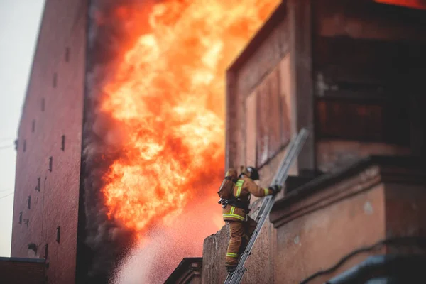 Bombeiros Apagam Grande Incêndio Maciço Grupo Bombeiros Uniforme Durante Operação — Fotografia de Stock