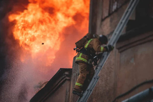 Bombeiros Apagam Grande Incêndio Maciço Grupo Bombeiros Uniforme Durante Operação — Fotografia de Stock