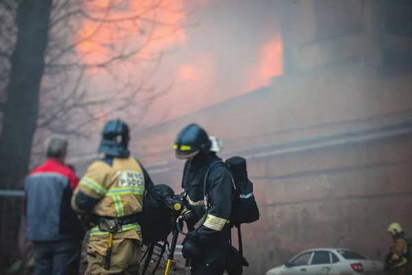 Feuerwehr Löscht Großbrand Gruppe Von Feuerwehrmännern Uniform Bei Löscheinsatz Den — Stockfoto