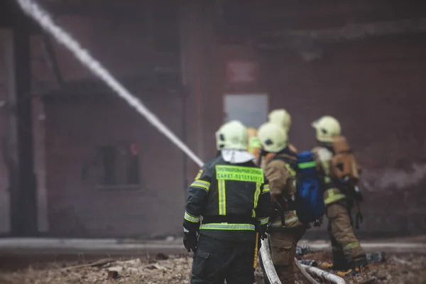 Feuerwehr Löscht Großbrand Gruppe Von Feuerwehrmännern Uniform Bei Löscheinsatz Den — Stockfoto