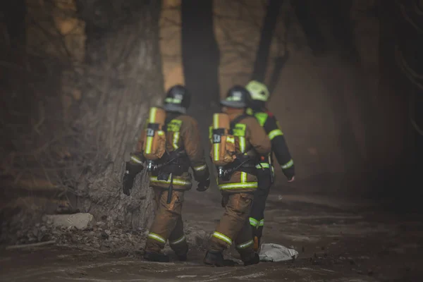 Bombeiros Apagam Grande Incêndio Maciço Grupo Bombeiros Uniforme Durante Operação — Fotografia de Stock