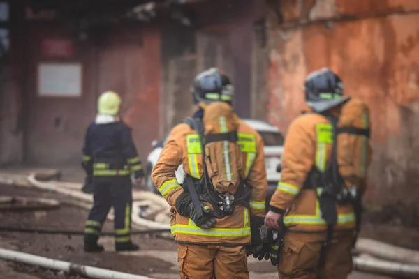 Feuerwehr Löscht Großbrand Gruppe Von Feuerwehrmännern Uniform Bei Löscheinsatz Den — Stockfoto