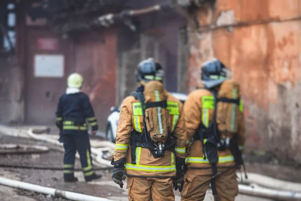 Tűzoltók Nagy Tűztüzet Oltottak Tűzoltók Csoportja Egyenruhában Város Utcáin Tűzoltók — Stock Fotó