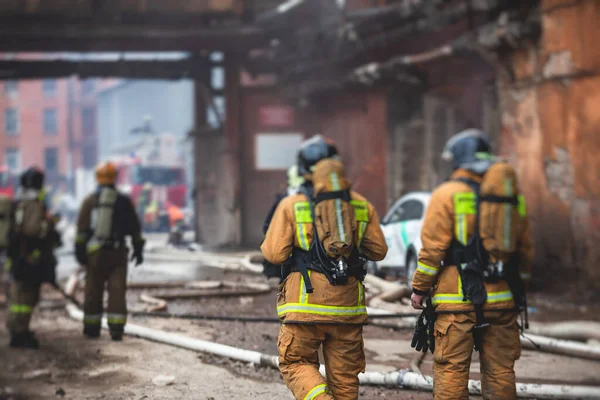 Feuerwehr Löscht Großbrand Gruppe Von Feuerwehrmännern Uniform Bei Löscheinsatz Den — Stockfoto