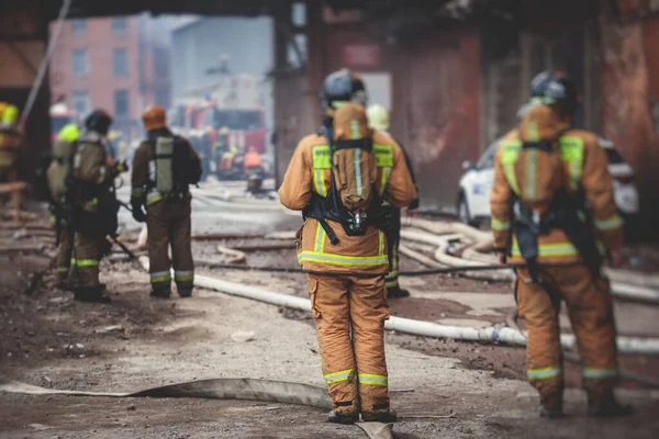 Bombeiros Apagam Grande Incêndio Maciço Grupo Bombeiros Uniforme Durante Operação — Fotografia de Stock