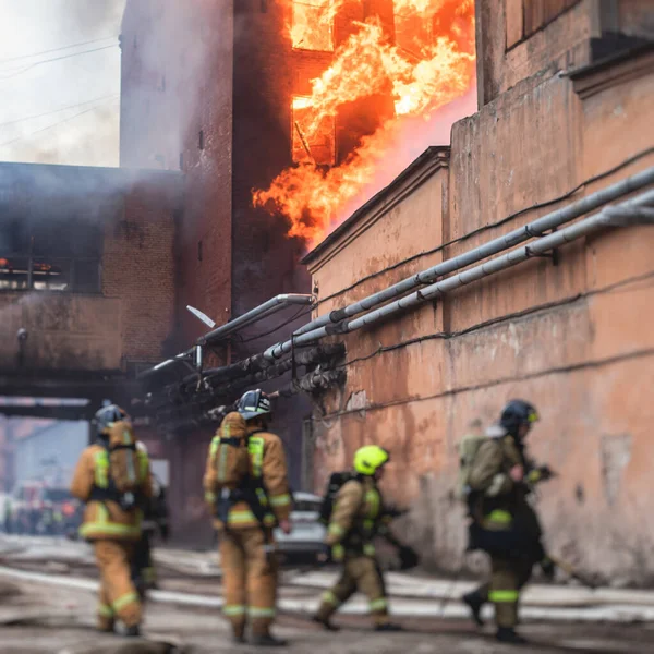 Bombeiros Apagam Grande Incêndio Maciço Grupo Bombeiros Uniforme Durante Operação — Fotografia de Stock