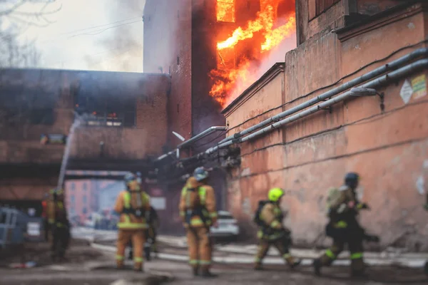 Пожежники Випустили Велике Масове Вогняне Полум Група Пожежників Формі Під — стокове фото