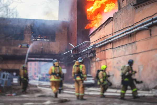 Feuerwehr Löscht Großbrand Gruppe Von Feuerwehrmännern Uniform Bei Löscheinsatz Den — Stockfoto