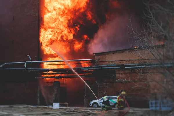 Bomberos Apagan Gran Incendio Masivo Grupo Bomberos Uniforme Durante Operación —  Fotos de Stock