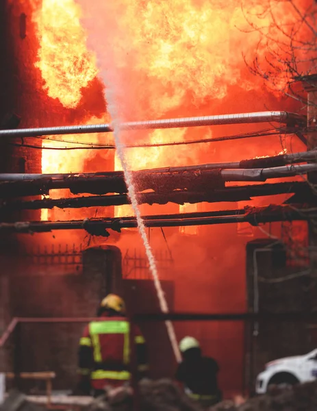 Πυροσβέστες Σβήσουν Μεγάλη Πυρκαγιά Ομάδα Πυροσβεστών Στολή Κατά Διάρκεια Της — Φωτογραφία Αρχείου