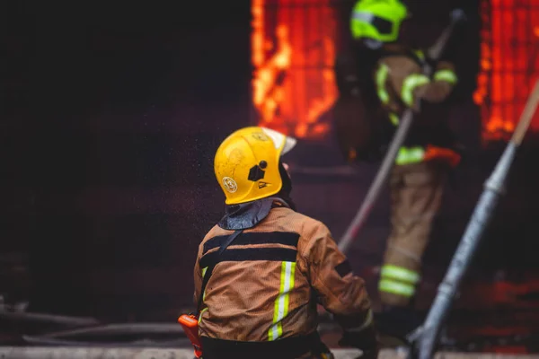 Feuerwehr Löscht Großbrand Gruppe Von Feuerwehrmännern Uniform Bei Löscheinsatz Den — Stockfoto