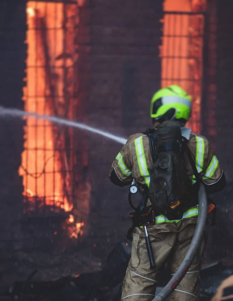 Bombeiros Apagam Grande Incêndio Maciço Grupo Bombeiros Uniforme Durante Operação — Fotografia de Stock