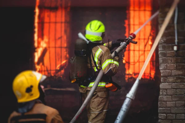 Bombeiros Apagam Grande Incêndio Maciço Grupo Bombeiros Uniforme Durante Operação — Fotografia de Stock