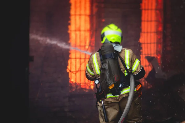 Bomberos Apagan Gran Incendio Masivo Grupo Bomberos Uniforme Durante Operación —  Fotos de Stock