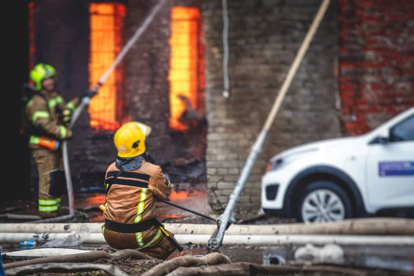 Bomberos Apagan Gran Incendio Masivo Grupo Bomberos Uniforme Durante Operación —  Fotos de Stock