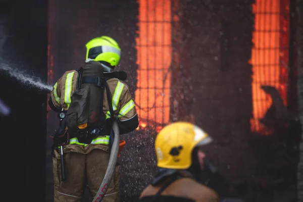 Feuerwehr Löscht Großbrand Gruppe Von Feuerwehrmännern Uniform Bei Löscheinsatz Den — Stockfoto