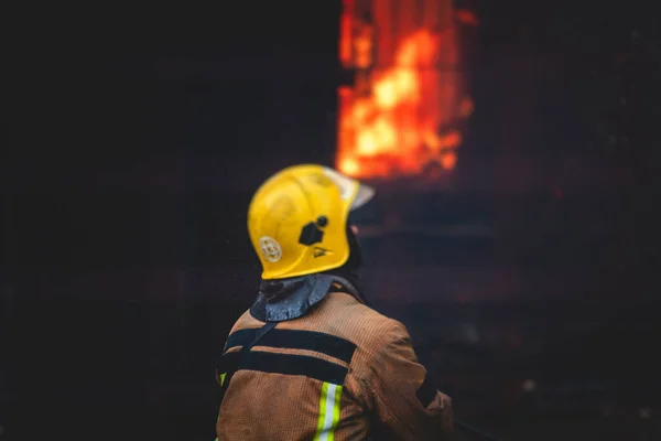 Feuerwehr Löscht Großbrand Gruppe Von Feuerwehrmännern Uniform Bei Löscheinsatz Den — Stockfoto