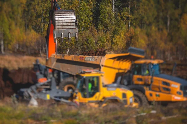 Gul Tung Grävmaskin Och Tipp Lastbil Tipp Grävning Sand Och — Stockfoto