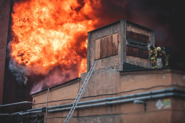 Massiver Großbrand Der Stadt Ziegelfabrikgebäude Flammen Hölle Großbrand Flammenexplosion Feuerwehr — Stockfoto